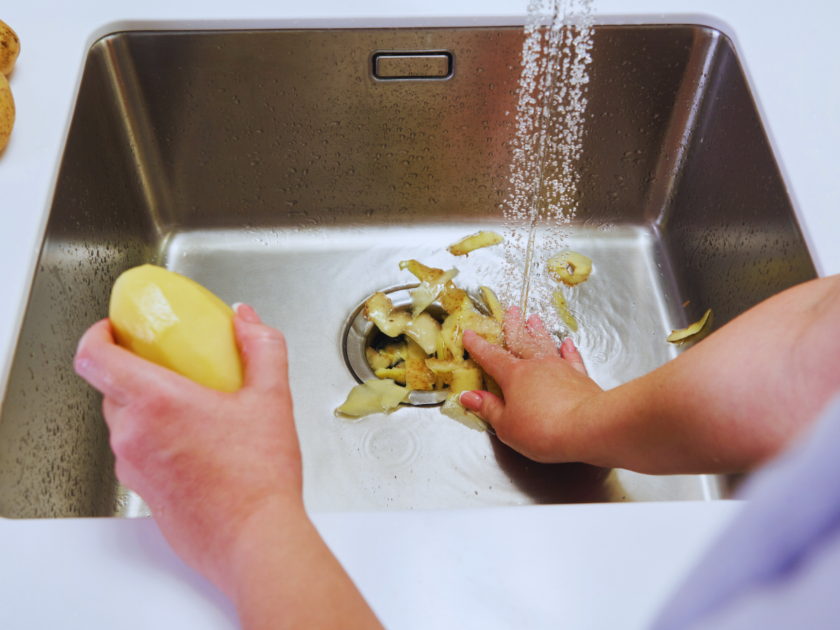 Homeowner using garbage disposal thats humming but not spinning